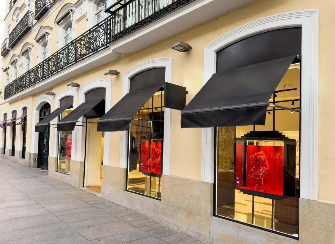 Façade vitrine de magasin en aluminium sur mesure à Camaret-sur-Aigues